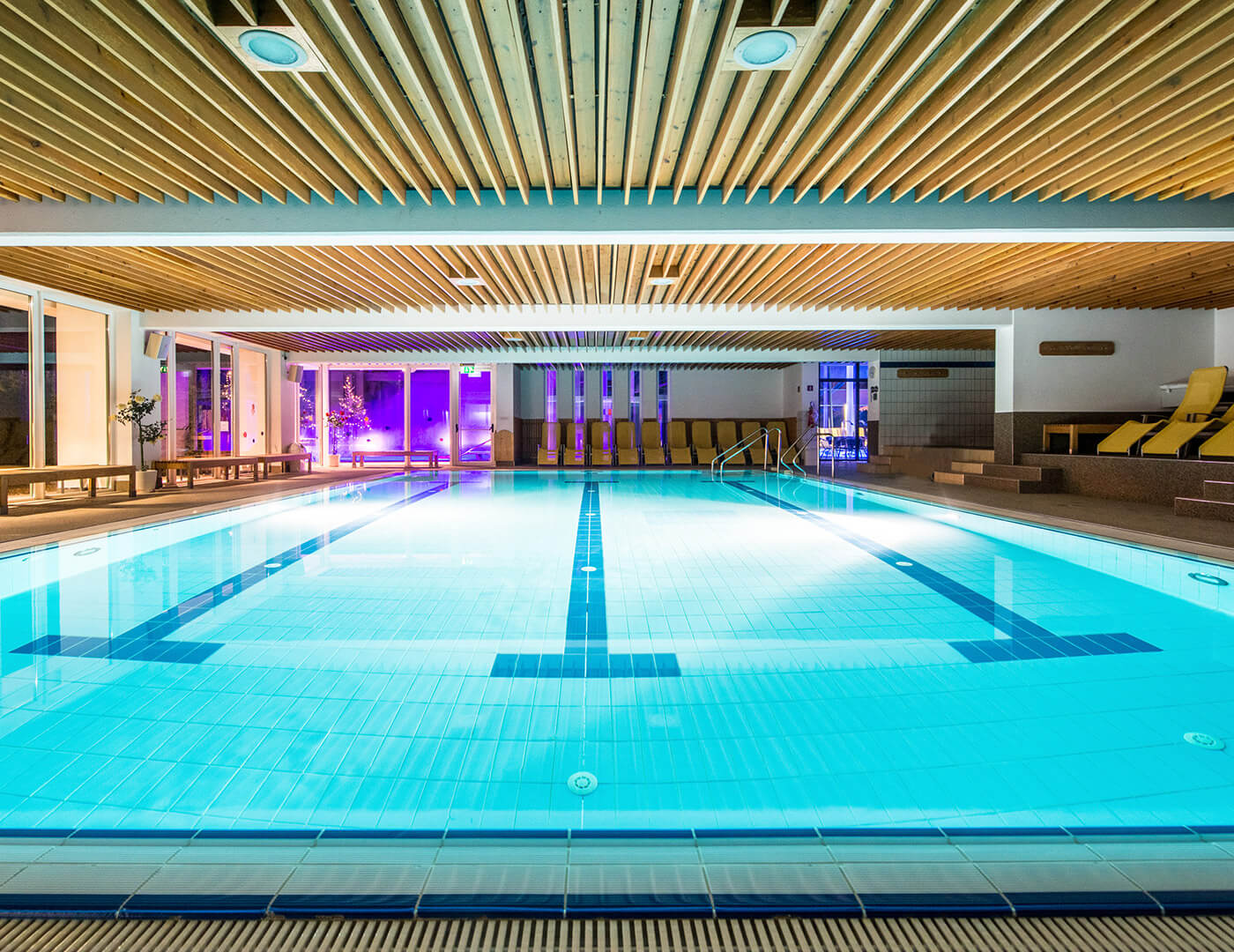 Schwimmbad bei Nacht